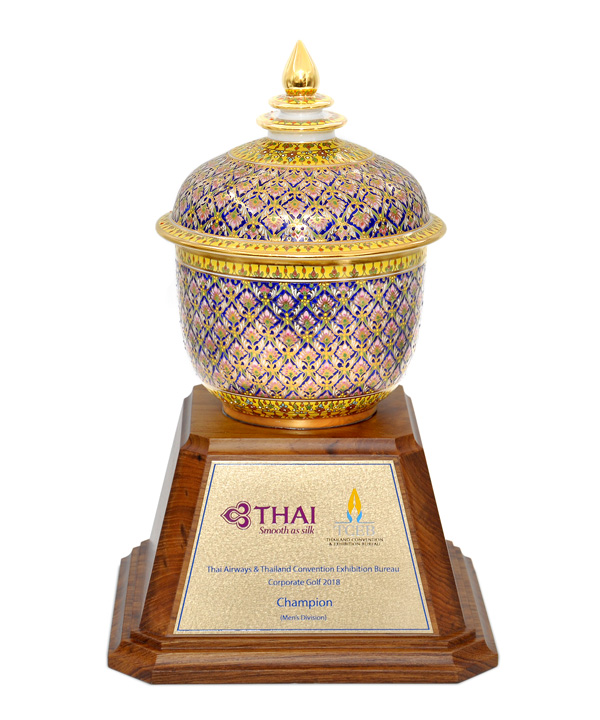 ถ้วยรางวัล โถเบญจรงค์ 5 นิ้ว วางบนฐานไม้สัก การบินไทย และ TCEB - Click Image to Close